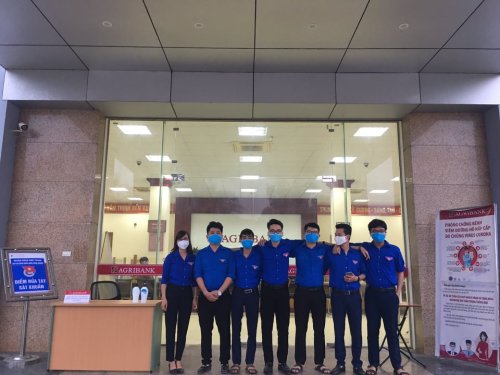Đo&agrave;n thanh ni&ecirc;n Ng&acirc;n h&agrave;ng n&ocirc;ng nghiệp tổ chức gắn điểm rửa tay s&aacute;t khuẩn v&agrave; đo th&acirc;n nhiệt tại trụ sở l&agrave;m việc cho c&aacute;n bộ v&agrave; nh&acirc;n d&acirc;n đến giao dịch. - Copy.jpg