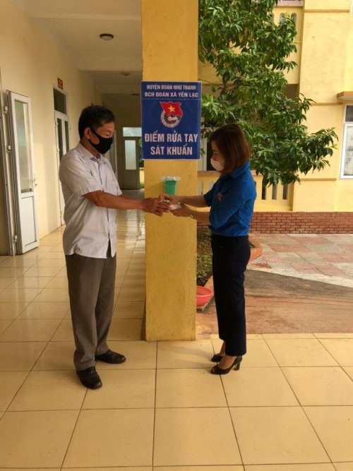 Đo&agrave;n x&atilde; Y&ecirc;n Lạc hướng dẫn cho người d&acirc;n rửa tay.jpg