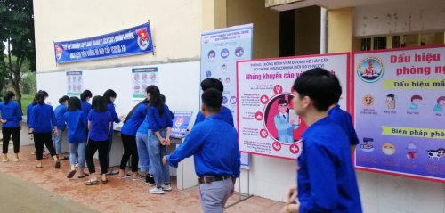 Đo&agrave;n Trường THPT Như Thanh II gắn điểm rửa tay kh&ocirc; s&aacute;t khuẩn nhanh - Copy.jpg