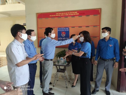 Chi đo&agrave;n Cơ quan d&acirc;n Đảng đo th&acirc;n nhiệt, hướng dẫn c&aacute;n bộ rửa tay s&aacute;t khuẩn.jpg