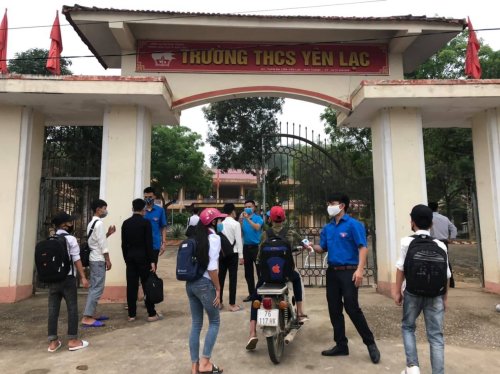 Đo&agrave;n x&atilde; Y&ecirc;n Lạc thực hiện đo nhiệt độ cho c&aacute;c em học sinh.jpg