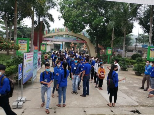 Trường THPT Như Thanh II  đo nhiệt độ v&agrave; hướng dẫn rửa tay nhanh cho c&aacute;c em học sinh.jpg