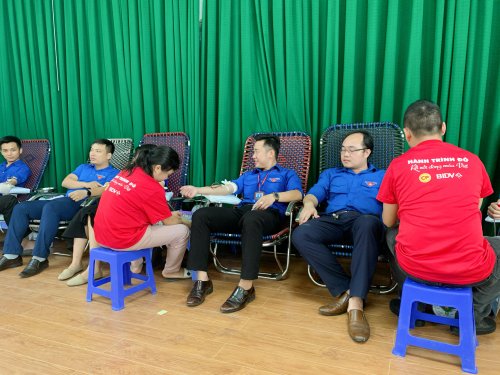 BCH Đo&agrave;n trường, BCH HSV trường tham gia hiến m&aacute;u 2.jpg