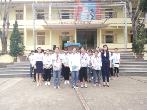 Ảnh 1_ Li&ecirc;n đội trường THCS Xu&acirc;n Cẩm tặng c&aacute;c em đội vi&ecirc;n những cuốn s&aacute;ch hay.jpg