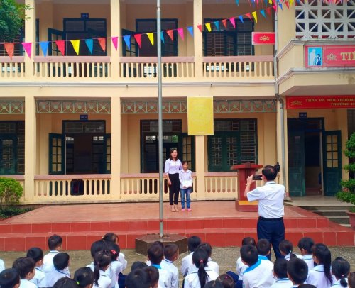 Ảnh 2_ Li&ecirc;n đội Trường TH Luận Kh&ecirc; 1 tặng qu&agrave; cho em đội vi&ecirc;n bị tật vươn l&ecirc;n trong học tập.jpg