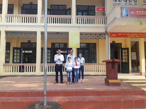 Ảnh 3_ Li&ecirc;n đội trường TH Xu&acirc;n Cẩm tặng qu&agrave; cho thiếu nhi c&oacute; ho&agrave;n cảnh kh&oacute; khăn vươn l&ecirc;n trong học tập.jpg