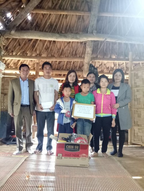 Ảnh 4_ Li&ecirc;n đội trường TH Lương Sơn 2 thăm v&agrave; động vi&ecirc;n gia đ&igrave;nh em Lang Văn N&uacute;i  nổ cục sạc điện thoại mất b&agrave;n tay phải.jpg