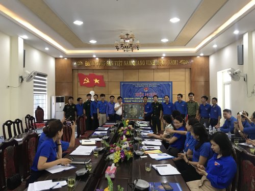 Cụm miền n&uacute;i v&agrave; Cụm trực thuộc tặng qu&agrave; lưu niệm Ban Thường vụ huyện ủy Lang Ch&aacute;nh.jpg