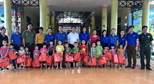 Tặng qu&agrave; c&aacute;c ch&aacute;u Trường mầm non x&atilde; Đồng Lương, huyện Lang Ch&aacute;nh.jpg