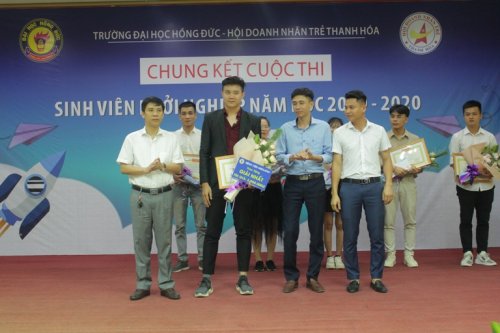 Trao giải Nhất cuộc thi.jpg