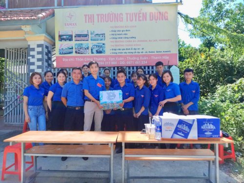 Đồng ch&iacute; Ho&agrave;ng Văn Gianng - B&iacute; thư Huyện đo&agrave;n trao qu&agrave; cho c&aacute;c điểm thi.jpg