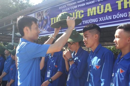 Ảnh 2_ Đồng ch&iacute; Ho&agrave;ng Văn Giang - BT Huyện đo&agrave;n trao đang trao qu&agrave; cho c&aacute;c TNTN.jpg