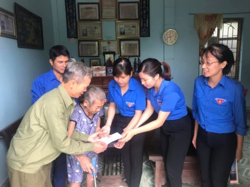 tặng qu&agrave; 2.jpg