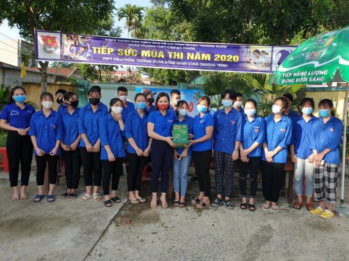 Ban Thường vụ Huyện đo&agrave;n đi trao vật phẩm cho c&aacute;c điểm tiếp sức m&ugrave;a thi.jpg