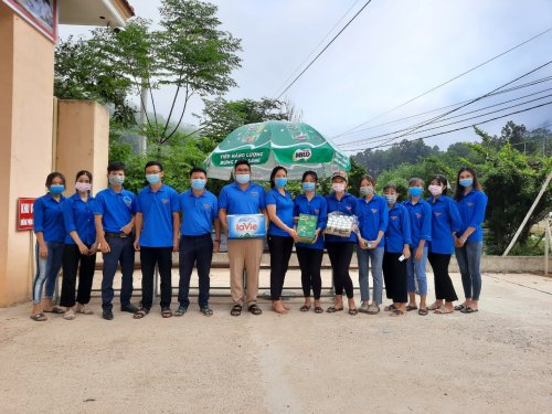 Ban Thường vụ Huyện đo&agrave;n đi trao vật phẩm cho c&aacute;c điểm tiếp sức m&ugrave;a thi (2).jpg