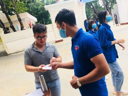 ph&aacute;t khẩu trang.jpg