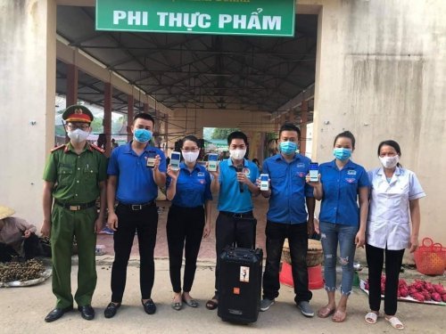 Đo&agrave;n x&atilde; C&aacute;n Kh&ecirc; hướng dẫn cho nh&acirc;n d&acirc;n c&agrave;i đặt phần mền Bluezone tại khu vực chợ.jpg