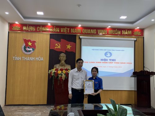 Đ.c Nguyễn Hữu Tuất trao giải nhất cho sinh vi&ecirc;n Phạm Nhật &Aacute;nh trường Đại học Văn h&oacute;a Thể thao v&agrave; Du lịch Thanh H&oacute;a.jpg