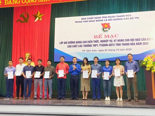 Đồng ch&iacute; Nguyễn Nhất Linh - UV BCH TW Đo&agrave;n, Trưởng ban Thanh ni&ecirc;n Trung ương Đo&agrave;n trao giấy chứng nhận cho học vi&ecirc;n.jpg