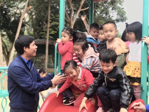 Đ.c Tuất trao.jpg