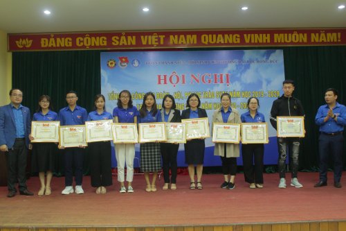 6. Đồng ch&iacute; Trần Văn Huy - Quyền B&iacute; thư Đo&agrave;n trường v&agrave; đồng ch&iacute; L&ecirc; Đức Đạt - Chủ tịch HSV trường trao giấy khen cho c&aacute;c tập thể, c&aacute; nh&acirc;n.JPG