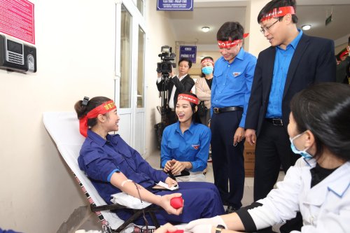 ảnh 1. Hoa hậu thăm động vi&ecirc;n.jpg