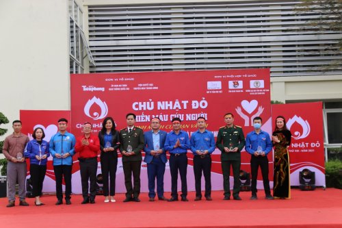 Dc L&ecirc; Văn ch&acirc;u tặng c&uacute;p tri &acirc;n.jpg