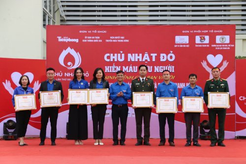 Dc Ho&agrave;ng Văn Thanh tặng BK.jpg