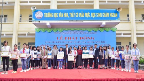 Ảnh 1.1. BTC trao bằng khen cho c&aacute;c em học sinh đạt giải cấp quốc gia v&agrave; cấp tỉnh.jpg