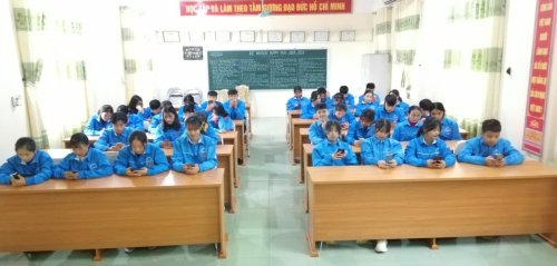 C&aacute;c bạn ĐVTN khối trường học được hướng dẫn c&agrave;i đặt v&agrave; tham gia cuộc thi.jpg