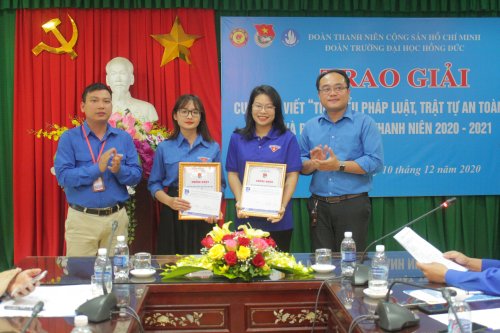 Đồng ch&iacute; Trần Văn Huy - Q.B&iacute; thư Đo&agrave;n trường v&agrave; Đồng ch&iacute; L&ecirc; Đức Đạt - Chủ tịch HSV trường trao giải cho c&aacute;c tập thể, c&aacute; nh&acirc;n.JPG