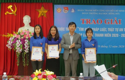 TS. L&ecirc; Hoằng B&aacute; Huyền - UV BTV Đảng ủy, Ph&oacute; Hiệu trưởng trao giải cho c&aacute;c tập thể, c&aacute; nh&acirc;n.JPG