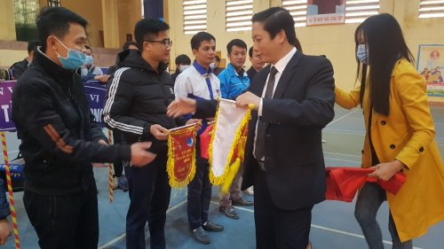 Đc Ho&agrave;ng Trung Hưng - UV BTV Huyện ủy, Trưởng ban Tuy&ecirc;n gi&aacute;o, Gi&aacute;m đốc trung t&acirc;m Ch&iacute;nh trị huyện. Trao cờ lưu niệm cho c&aacute;c đơn vị.jpg