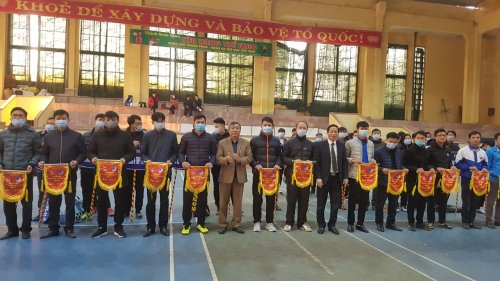 Đc Ho&agrave;ng Trung Hưng - UV BTV huyện ủy, Trưởng ban Tuy&ecirc;n gi&aacute;o, Gi&aacute;m đốc  TT Ch&iacute;nh trị v&agrave; Đc L&ecirc; Xu&acirc;n Th&agrave;nh - Ph&oacute; chủ tịch UBND huyện trao cờ lưu niệm cho c&aacute;c đơn vị.jpg