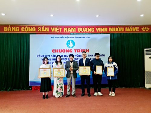 ảnh 2 Đồng ch&iacute; Nguyễn Quốc Thanh - Ph&oacute; ban D&acirc;n vận Tỉnh ủy Tuy&ecirc;n dương &ldquo;Sinh vi&ecirc;n 5 tốt&rdquo;, &ldquo;Sao Th&aacute;ng gi&ecirc;ng&rdquo;, &ldquo;học sinh 3 tốt&rdquo; cấp Trung ương năm 2020.jpg