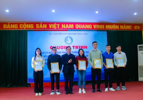 ảnh 3 Đồng ch&iacute; Ho&agrave;ng Văn Thanh - Ph&oacute; B&iacute; thư Thường trực Tỉnh đo&agrave;n trao Danh hiệu &ldquo;Tập thể sinh vi&ecirc;n 5 tốt&rdquo; cấp tỉnh năm 2020.jpg