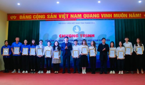ảnh 4  Đồng ch&iacute; Nguyễn Hữu Tuất - Ph&oacute; B&iacute; thư Tỉnh Đo&agrave;n, Chủ tịch Hội Sinh vi&ecirc;n tỉnh v&agrave; Tiến sĩ L&ecirc; Ho&agrave;ng B&aacute; Huyền - Ph&oacute; Hiệu trưởng Trường Đại học Hồng Đức trao.jpg