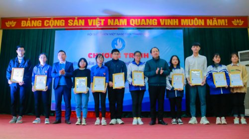 ảnh 5 Đồng ch&iacute; Nguyễn Trung Thực - Chuy&ecirc;n vi&ecirc;n Ph&ograve;ng Ch&iacute;nh trị Tư tưởng Sở gi&aacute;o dục & Đ&agrave;o tạo v&agrave; Đồng ch&iacute; L&ecirc; Đức Đạt Ph&oacute; chủ tịch Hội Sinh vi&ecirc;n tỉnh trao Danh .jpg