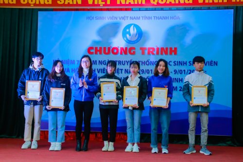 ảnh 6 Đồng ch&iacute; Đặng Thị Hồng - Ph&oacute; Phụ tr&aacute;ch ban Thanh Thiếu nhi Trường học Tỉnh đo&agrave;n trao Danh hiệu &ldquo;Học sinh 3 r&egrave;n luyện&rdquo; cấp tỉnh năm 2020.jpg