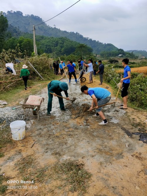 Ảnh 2. Đo&agrave;n vi&ecirc;n, thanh ni&ecirc;n v&agrave; b&agrave; con nh&acirc;n d&acirc;n đang tham gia l&agrave;m đường.jpg