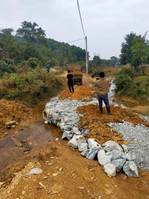 ảnh 3. nh&acirc;n d&acirc;n đang tham gia l&agrave;m tr&agrave;n.jpg