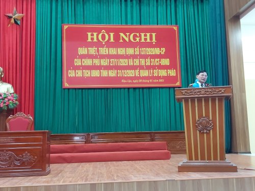 3. Đc Đặng Đ&igrave;nh Tại - UVBTV huyện ủy, Trưởng C&ocirc;ng an huyện - qu&aacute;n triệt v&agrave; trao đổi c&aacute;c nội dung với c&aacute;c đại biểu.jpg