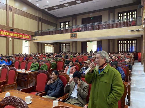 6. C&aacute;c đại biểu trao đổi tại hội nghị.jpg