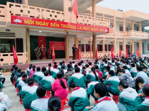 THCS H&agrave; B&igrave;nh.jpg