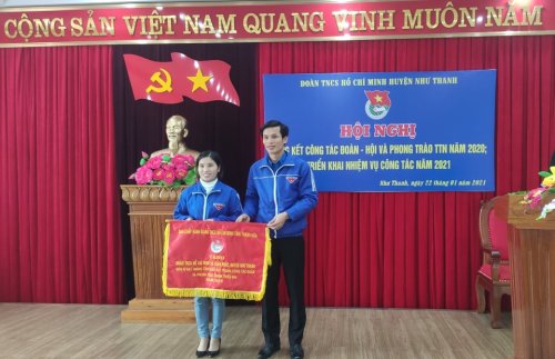 Đc L&ecirc; Văn Nghĩa- HUV, B&iacute; thư Huyện đo&agrave;n trao cờ cho đơn vị Đo&agrave;n x&atilde; Xu&acirc;n Ph&uacute;c.jpg