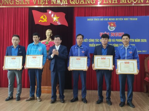 Đc Lương Văn Ho&agrave;n- Thường trực Huyện ủy tặng bằng khen cho c&aacute;c tập thể, c&aacute; nh&acirc;n đạt th&agrave;nh t&iacute;ch cao trong năm 2020.jpg