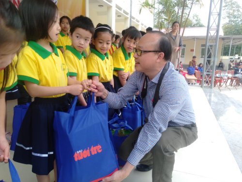 ảnh 3 nh&agrave; b&aacute;o H&agrave; Đồng &ndash; Đại diện b&aacute;o Tuổi trẻ trao qu&agrave; cho c&aacute;c em học sinh ngh&egrave;o.jpg