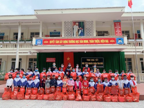 Ảnh 1_ Li&ecirc;n đội trường TH Thị trấn trao qu&agrave; cho hs ngh&egrave;o.jpg