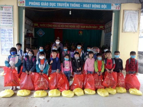 ảnh 2_ Li&ecirc;n đội trường TH Ngọc Phụng 2 trao qu&agrave; cho hs ngh&egrave;o.jpg