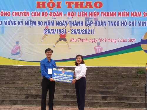 Đ.c L&ecirc; Ngọc Hoa- UVBTV, Ph&oacute; Chủ tịch UBND huyện, Chủ nhiệm CLB cựu c&aacute;n bộ Đo&agrave;n trao qu&agrave; t&agrave;i trợ giải cho Hội thao giải b&oacute;ng chuyền c&aacute;n bộ Đo&agrave;n- Hội LHTN năm 2021.jpg